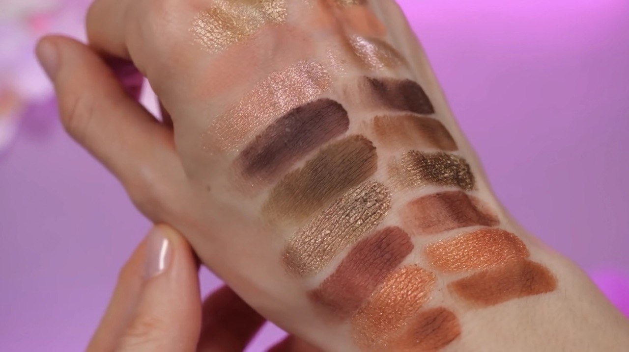 Сравнение по визуалу и качеству оригинальной и поддельной палеток теней Huda Beauty (слева оригинал, справа подделка)